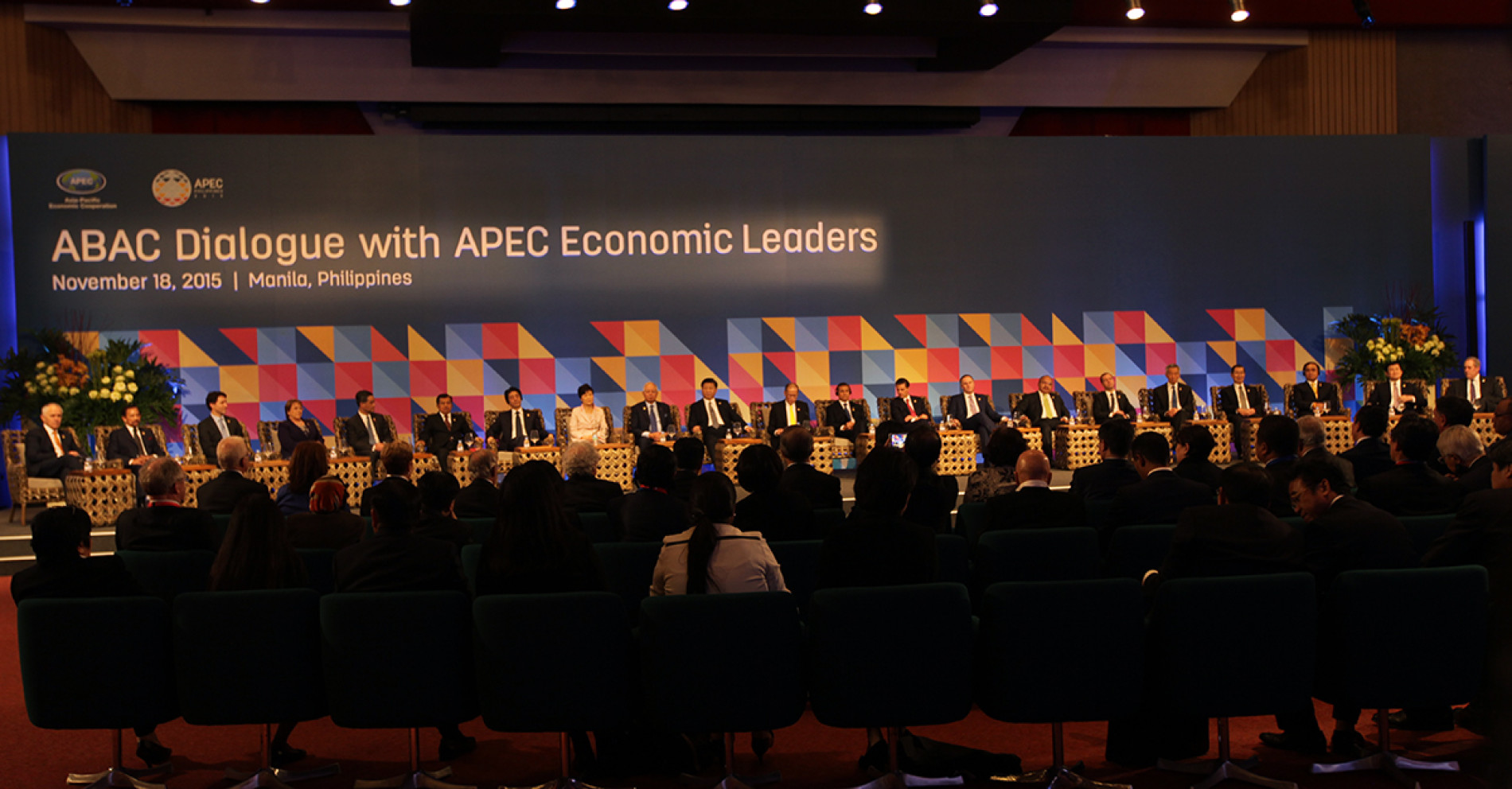 President Aquino welcomes APEC leaders at the 2015 ABAC dialogue