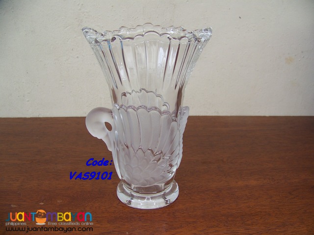 P1019 Crystal Swan Vase