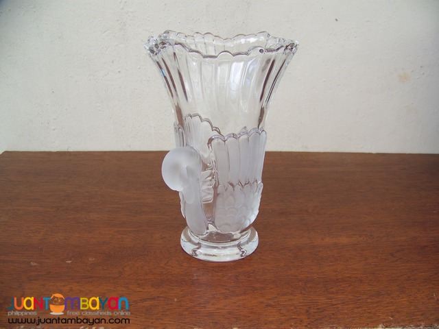 P1019 Crystal Swan Vase
