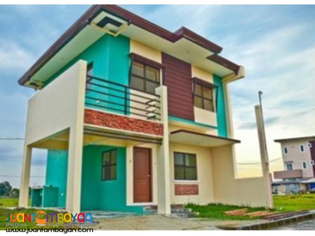 3 bedroom single attached house w green paint near MOA