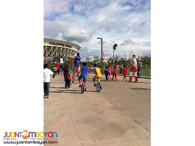 Unicyclist, juggler, stilt walkers and street mimes