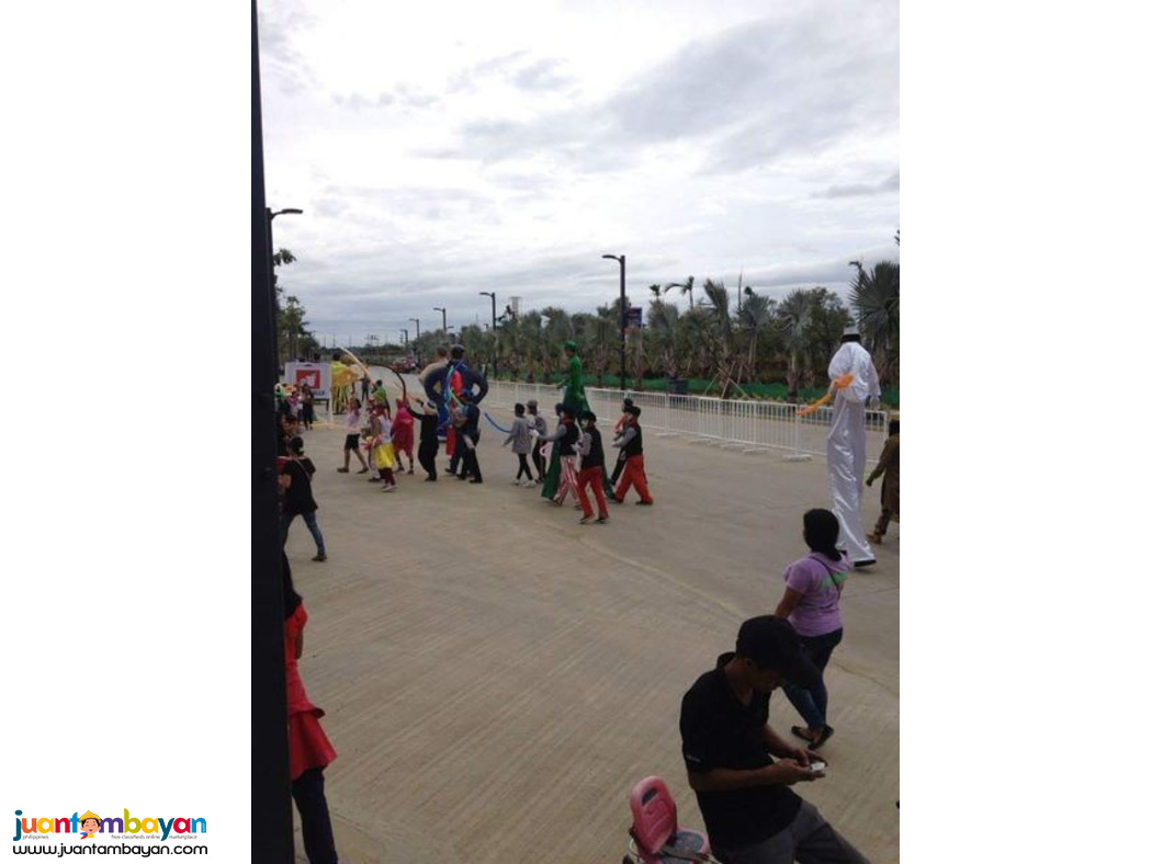 Unicyclist, juggler, stilt walkers, street mime