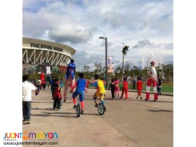 Unicyclist, juggler, stilt walkers, street mime
