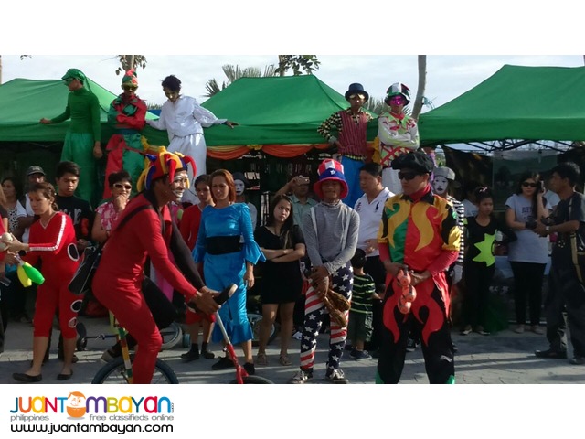 Unicyclist, juggler, stilt walkers, street mime