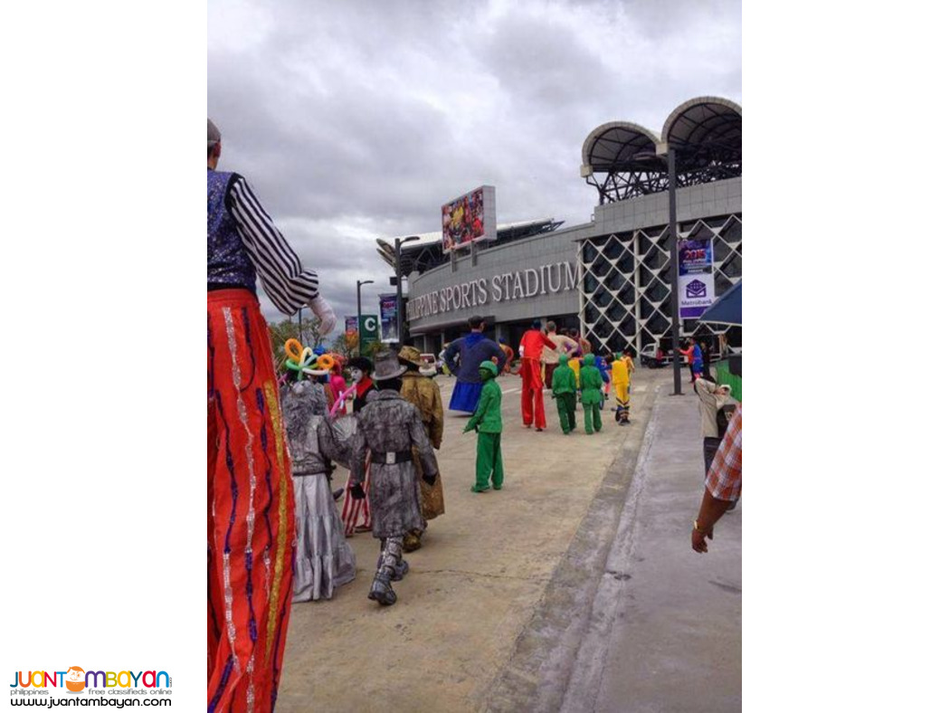 Unicyclist, juggler, stilt walkers, street mime