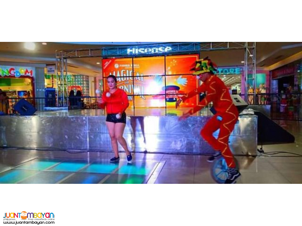 Unicyclist, juggler, stilt walkers, street mime