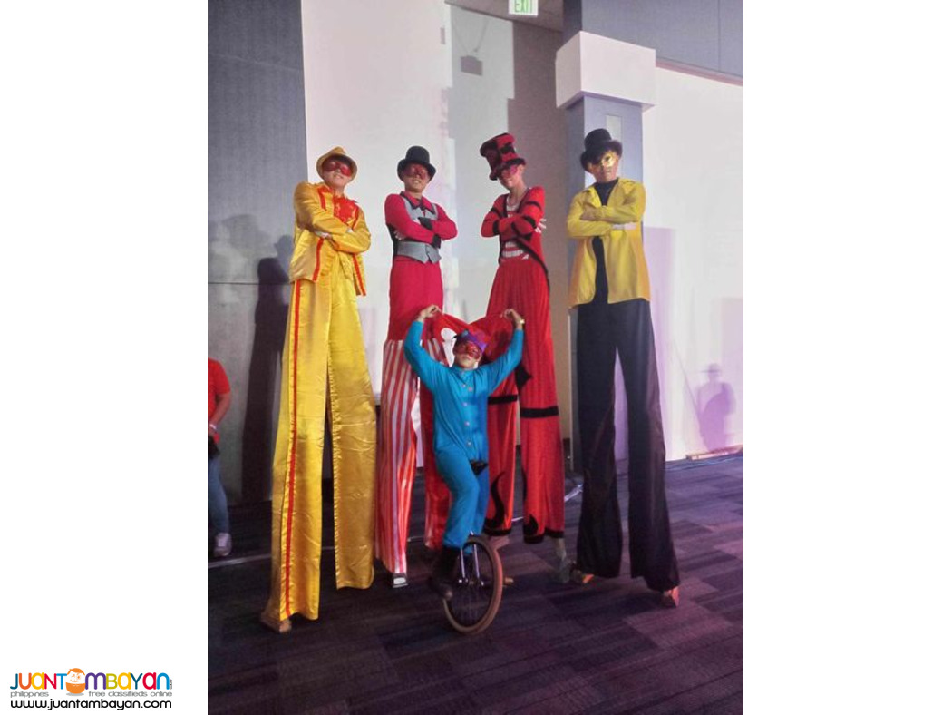 Unicyclist, juggler, stilt walkers, street mime