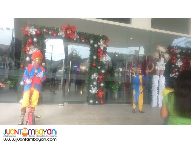 Unicyclist, juggler, stilt walkers, street mime