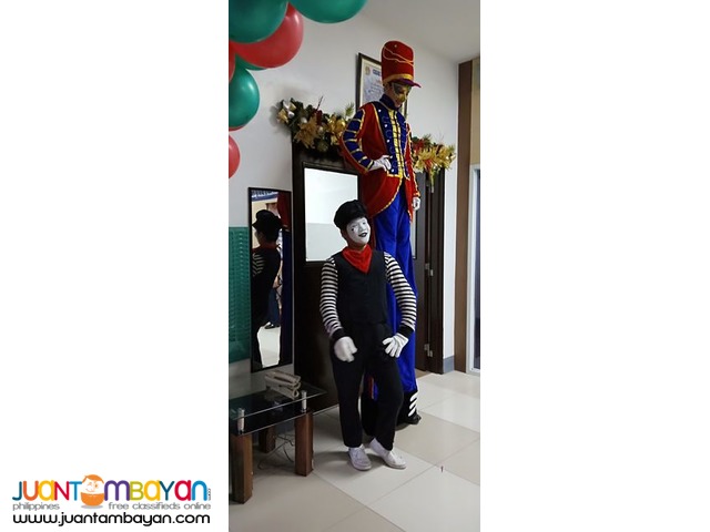 Unicyclist, juggler, stilt walkers, street mime