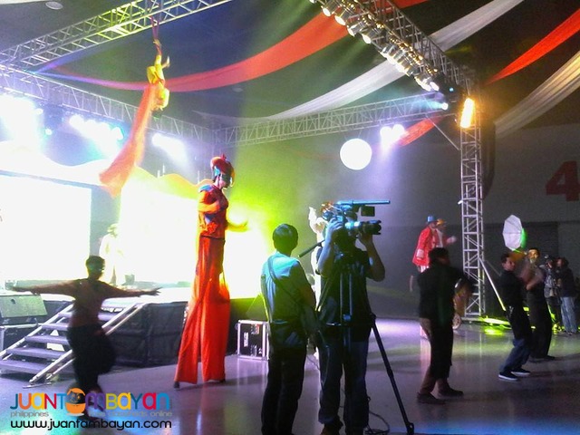Unicyclist, juggler, stilt walkers, street mime