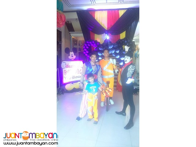 Unicyclist, juggler, stilt walkers, street mime