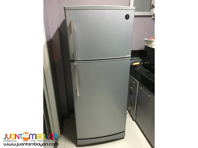 GE Refrigerator Semi Brand New