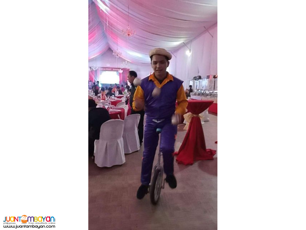 unicyclist with juggling show for corporate event