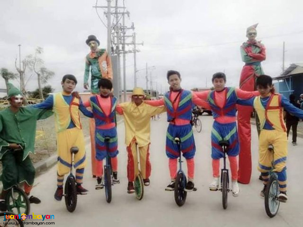 unicycle, unicyclist, Unicyclist roaming around performers