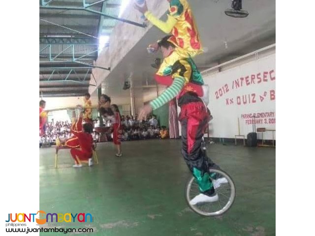 Unicyclist roaming around performers for Family day 