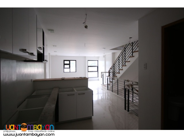 PH525 Classy Townhouse in West Ave Quezon City at 9.695M