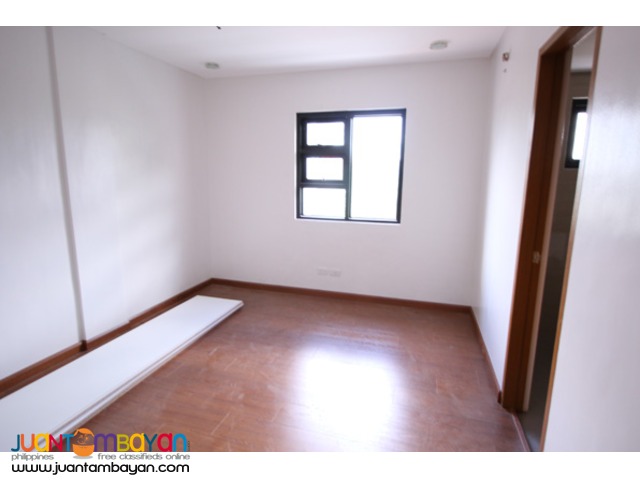 PH525 Classy Townhouse in West Ave Quezon City at 9.695M