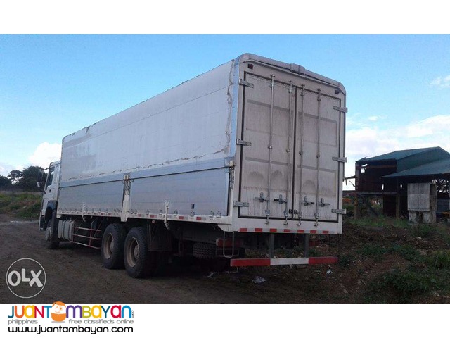 10 Wheeler HOWO Wing Van Truck, 371HP Weichai Engine (17ft)