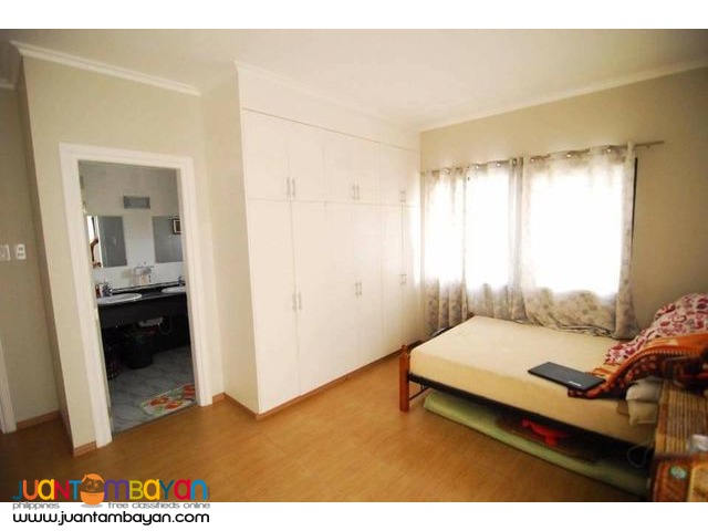 BEAUTIFUL HOME MODERN STYLE LOCATED IN EXCLUSIVE SUBDIVISION