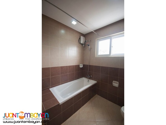 Deluxe Two Bedroom with free Housekeeping,Parking,WiFi,Cable 