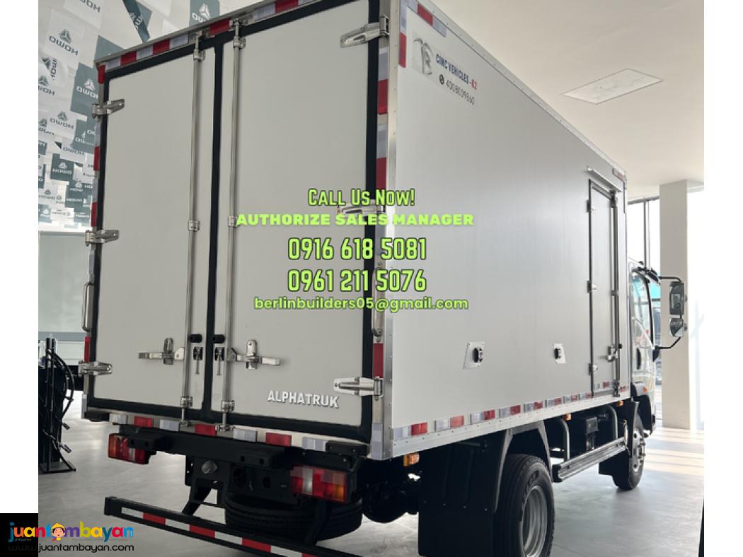 6 wheeler closed van truck sinotruk howo brand new for sale