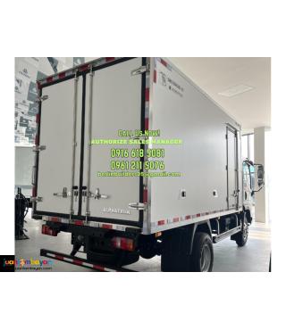 6 wheeler closed van truck sinotruk howo brand new for sale