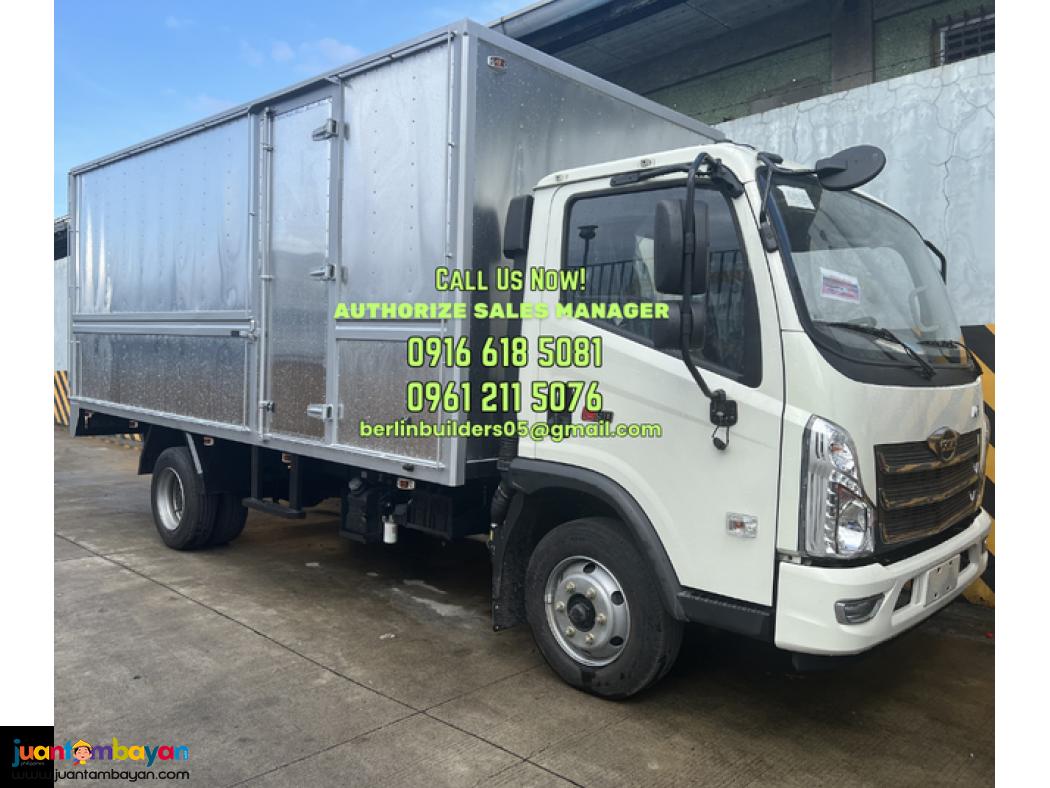 6 wheeler closed van truck sinotruk howo brand new for sale