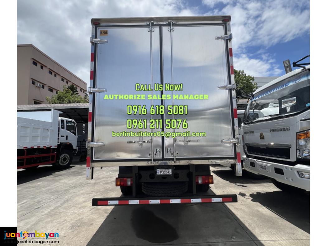 6 wheeler closed van truck sinotruk howo brand new for sale