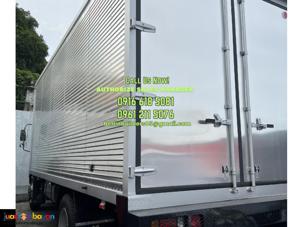 6 wheeler closed van truck sinotruk howo brand new for sale