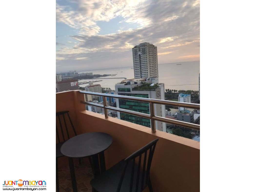 For rent Malate Studio w/ balcony and Manila Bay view near Robinson