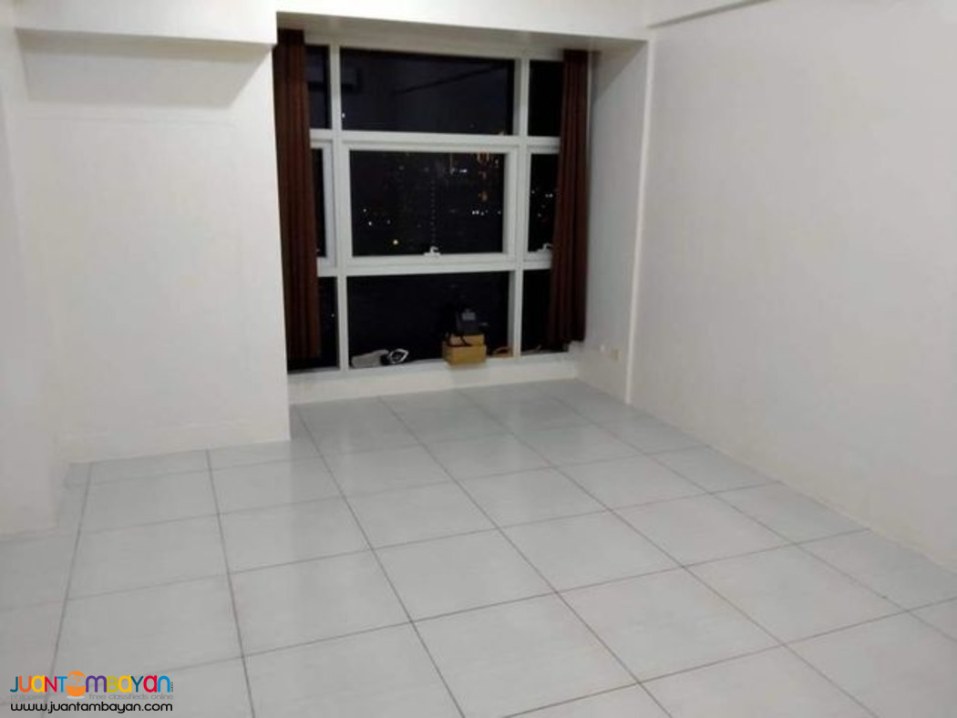 Studio unit for SALE along EDSA near Shaw MRT at Twin Oaks Place