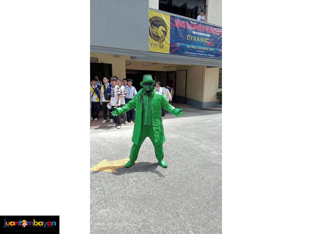 Human statue mime