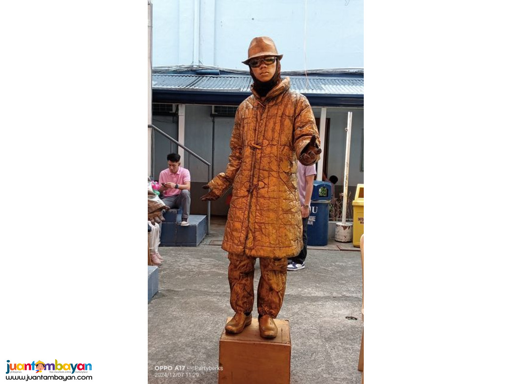Human statue mime