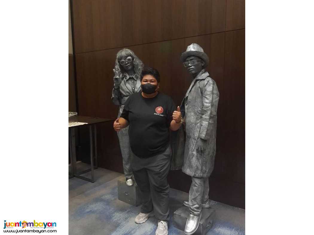 Human statue mime