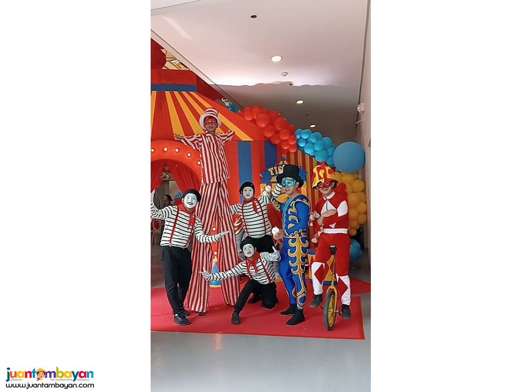 Street performers, stilt walker, juggler, unicycle, mime