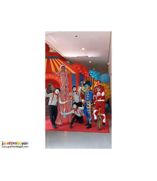 Street performers, stilt walker, juggler, unicycle, mime