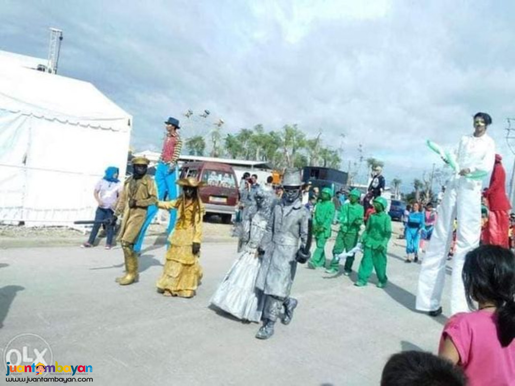 Street performers, stilt walker, juggler, unicycle, mime