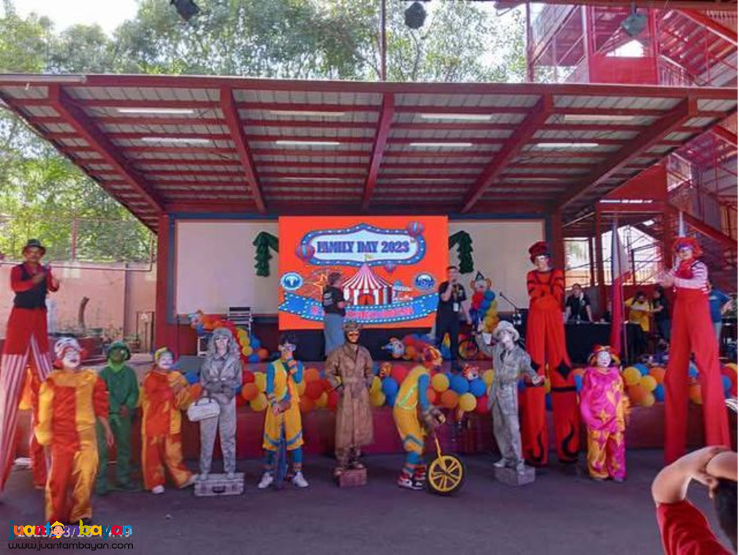 Street performers, stilt walker, juggler, unicycle, mime