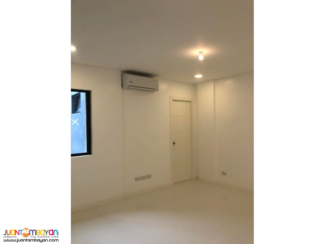 Townhouse For Sale in Ashbery Estate Gatchalian Subd. Las Pinas