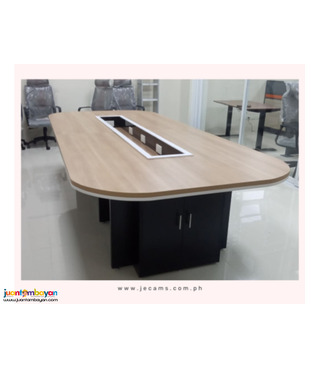 Designing a Professional Training Room with the Ideal Tables