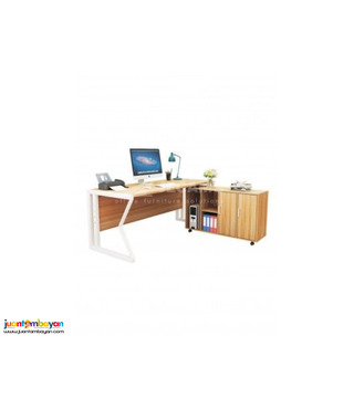 Creating a Commanding Presence with the Right Executive Desk