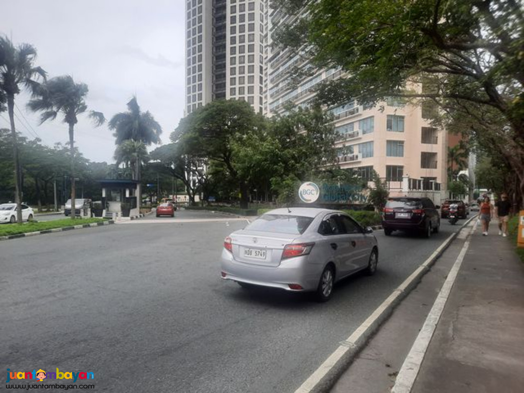 1-Bedroom Condo in McKinley Hill with Stunning View & City Life 